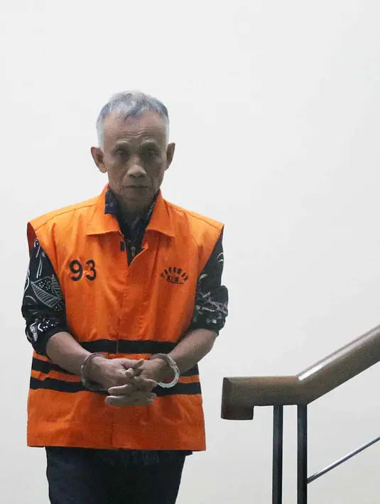 Sebelumnya, HM Kunang ditetapkan sebagai tersangka setelah terjaring Operasi Tangkap Tangan (OTT) KPK pada 18 Desember 2025. Tampak dalam foto, tersangka kasus dugaan suap ijon proyek di lingkungan Pemerintah Kabupaten Bekasi, HM Kunang berjalan keluar Gedung Merah Putih Komisi Pemberantasan Korupsi, Jakarta, Rabu (8/4/2026). (Liputan6.com/Helmi Fithriansyah)