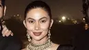 Ia pun melengkapi perhiasan dengan kalung mewah dan anting khas perempuan India. Dengan riasan natural bold yang mengaplikasikan lipstik maroon.  [@arieltatum]