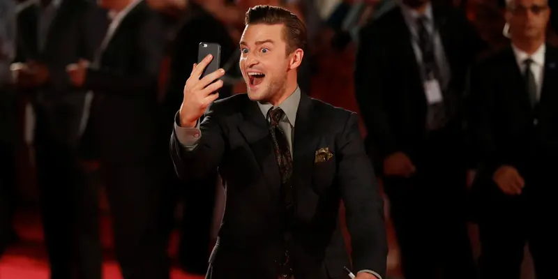 20160913-Tingkah Konyol Justin Timberlake di Karpet Merah Festival Film Toronto-Kanada
