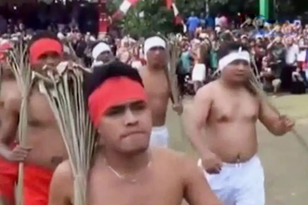 Tradisi Pukul Sapu, Cara Unik Rayakan Syawalan di Maluku