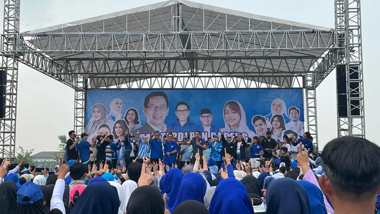 Calon Gubernur (Cagub) Jakarta Nomor Urut 01 Ridwan Kamil (RK) mengisi kampanye hari keempat dengan mengikuti Senam Akbar Partai Amanat Nasional (PAN) di Waduk Aseni, Jakarta Barat (Jakbar), Sabtu (28/9/2024).