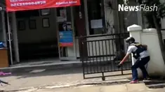 Polisi memastikan, pelaku Bom Bandung dalam aksinya tidak melakukan penyanderaan. Kadiv Humas Polri Brigjen Polisi Boy Rafli menegaskan, pelaku melarikan diri ke gedung Kelurahan Arjuna dikejar sejumlah pelajar dan petugas Linmas.