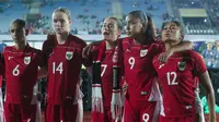 Skuad Timnas Indonesia Putri menyapa penonton usai laga kontra Chinese Taipei hari Sabtu (06/07/2025) malam WIB. (Muhammad Iqbal Ichsan/Bola.com)