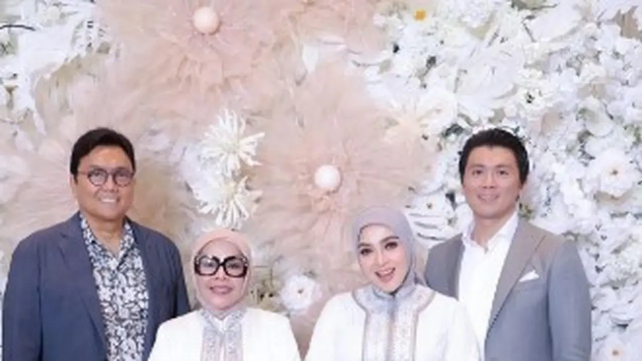Potret Syahrini dengan mertua (Instagram/princessyahrini)