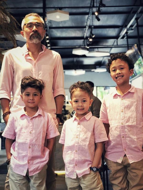 Lukman Sardi dan tiga jagoannya yang idberi sebutanTriple A itu terlihat sangat kompak saat memakai baju berwarna serupa. (Liputan6.com/IG/lukmansrd)