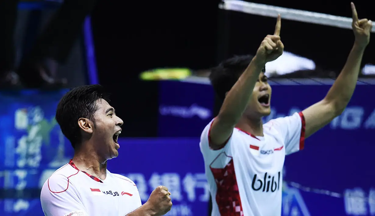 Pebulutangkis Indonesia, Angga Pratama dan Ricky Karanda, merayakan keberhasilan menaklukan pasangan Denmark pada final Piala Thomas. Angga/Ricky menang 21-16, 21-14 dari Kim Astrup dan Anders Skaarup Rasmussen (AFP/Johannes Eisele)