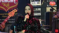 Nisa saat bernyanyi bersama Dewa 19