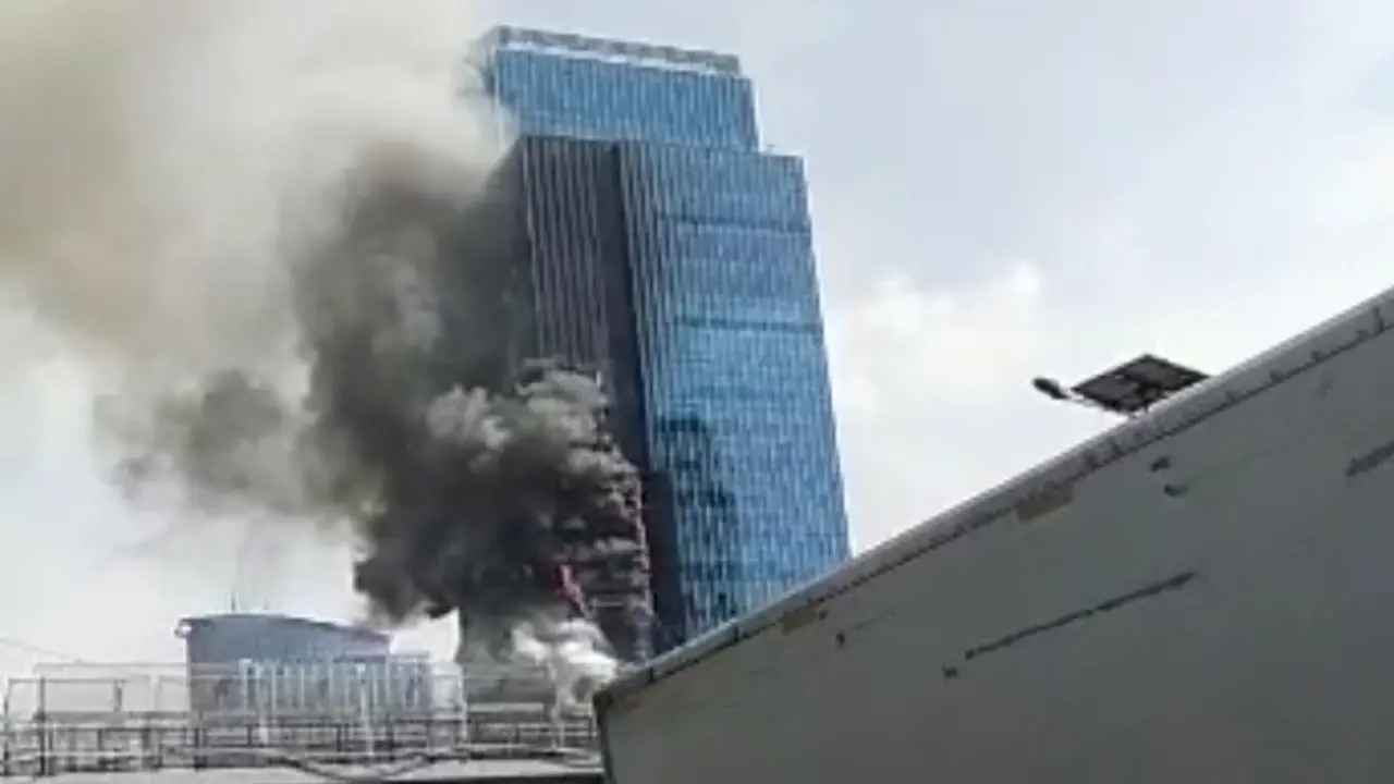 Kebakaran terjadi di lantai 7 Menara K-Link Jakarta, Jalan Gatot Subroto, Setiabudi, Jakarta Selatan, Sabtu (15/7/2023) pagi.