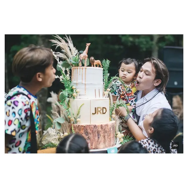Potret Momen Ulang Tahun Jordi Onsu Ke-28, Bertema Hutan dan Safari. (Sumber: Instagram/jordionsu dan Instagram/frisllyherlind)