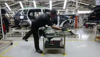 Mekanik merakit mobil BMW pada peluncuran Generasi Ke-7 BMW Seri 7 di pabrik PT Gaya Motor, Jakarta (06/06/2023). (Liputan6.com)
