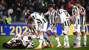 Para pemain Juventus melakukan selebrasi setelah Danilo mencetak gol ke gawang Fiorentina pada pertandingan leg kedua semifinal Coppa Italia di Stadion Juventus, Turin, Italia, 20 April 2022. Juventus menang 2-0. (Marco BERTORELLO/AFP)