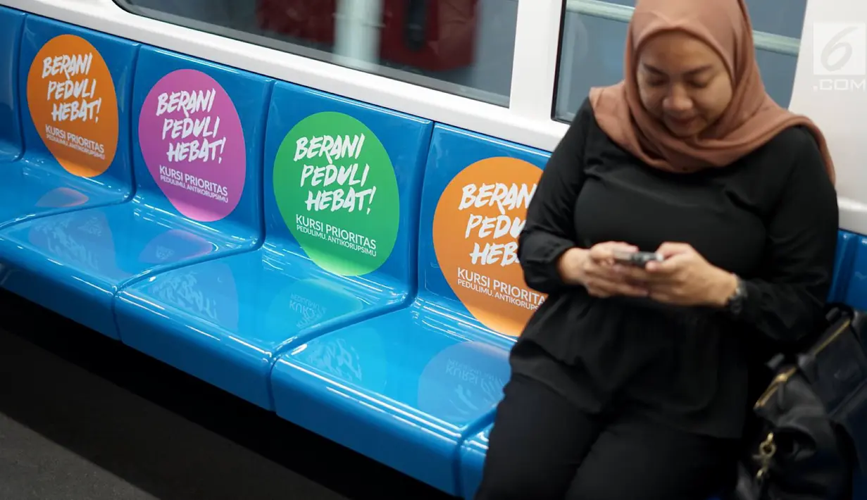 Penumpang duduk di bangku yang ditempel poster Berani Peduli Hebat di gerbong kereta MRT Jakarta, Selasa (27/8/2019). KPK dengan PT MRT Jakarta bekerjasama mengkampanyekan antikorupsi dengan memasang poster di gerbong kereta. (Liputan6.com/Immanuel Antonius)