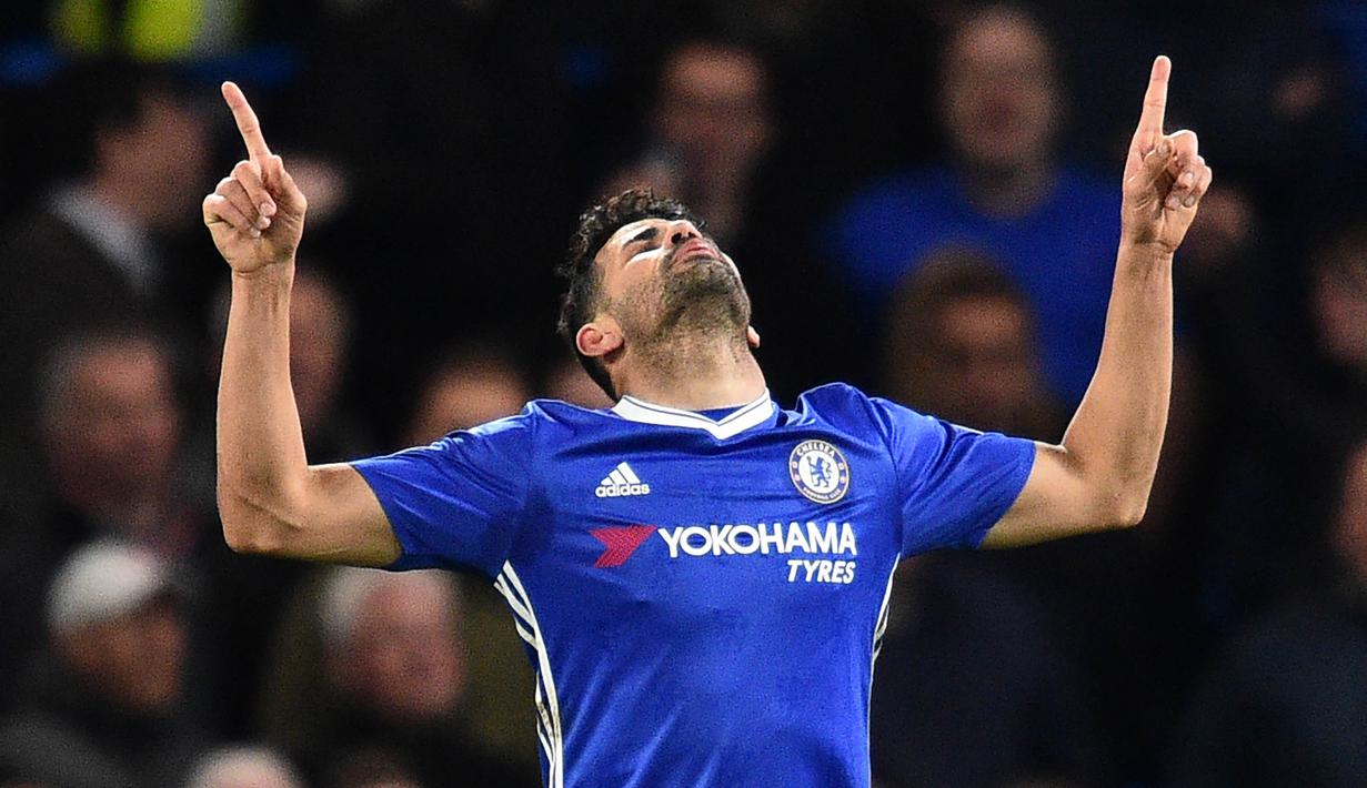 Striker Chelsea, Diego Costa, merayakan gol yang dicetaknya ke gawang Southampton pada laga Premier League di Stadion Stamford Bridge, London, Selasa (25/4/2017). Chelsea menang 4-2 atas Southampton. (AFP/Glyn Kirk)