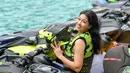 Menyukai banyak olahraga laut, Karenina Sunny kerap membagikan momen serunya menjalani hobi menyelam maupun bermain jet ski. Banyak dari momen serunya ini pun menuai banyak perhatian dari netizen dan penggemarnya. (Liputan6.com/IG/@kerenina_sunny)