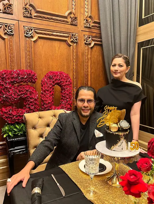 Tidak menggelar perayaan mewah, Cut Keke merayakannya bersama keluarga di rumah. Tampak senyum bahagia bisa merayakan bersama suami tercinta, Malik Bawazier. Kue warna hitam dan putih, serta bunga merah menghiasi meja. [Instagram/cutkeke_xavier]