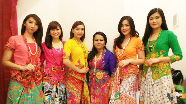 fashion show Peranakan Prosperity karya Vielga Wennida | foto: copyright vemale/yuni