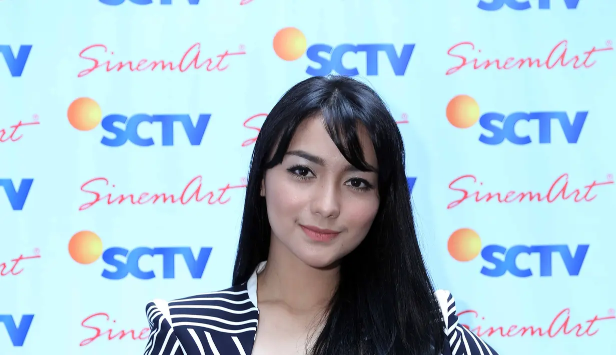 Bukan perkara mudah bergoyang didepan banyak orang. Demi peran Zakia Goping, gadis 22 tahun itu mengesampingkan rasa malu. Beruntung selama ini bersama para kru sudah begitu dekat. (Nurwahyunan/Bintang.com)