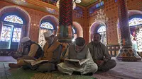 Umat Muslim membaca Alquran di dalam kuil Syekh Abdul Qadir Al-Jailani selama bulan suci Ramadhan di Srinagar (11/4/2022). Kuil bersejarah ini pernah dihadiri puluhan ribu umat Islam. (AFP/Tausef Mustafa)