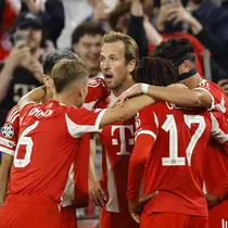 Penyerang Bayern Munich Harry Kane (tengah) merayakan gol ketiga timnya bersama rekan satu timnya dalam pertandingan Liga Champions  antara FC Bayern Munich dan Chelsea FC di Allianz Arena, Munich, Kamis (18/9/2025) dini hari WIB. (Alexandra Beier/AFP)