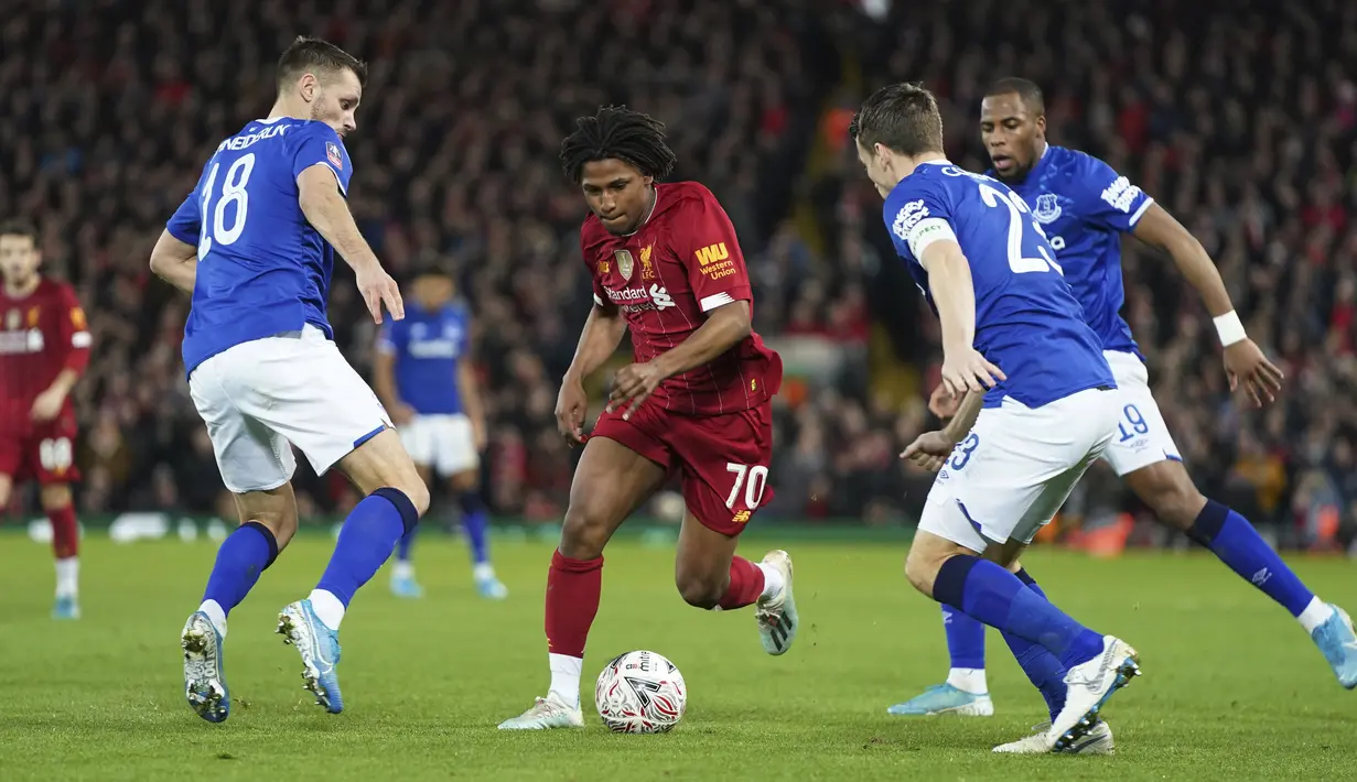 Bek Liverpool, Yasser Larouci berusaha melewati tiga pemain Everton pada pertandingan babak ketiga Piala FA di Anfield, Inggris, Minggu (5/1/2019). Liverpool menang tipis atas Everton 1-0. (AP Photo/Jon Super)
