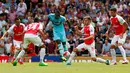 Gelandang West ham United, Cheikhou Kouyate (tengah) berusaha melewati para pemain Arsenal pada pertandingan Liga Primer Inggris di Stadion Emirates, London, (9/8/2015). West ham menang 2-0 atas Arsenal. (Reuters/Eddie Keogh)