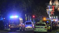 Petugas kepolisian dan regu penyelamat terlihat di Promenade des Anglais, Nice, Prancis, di mana sebuah truk menerjang kerumunan warga yang menyebabkan puluhan orang meninggal (Reuters)