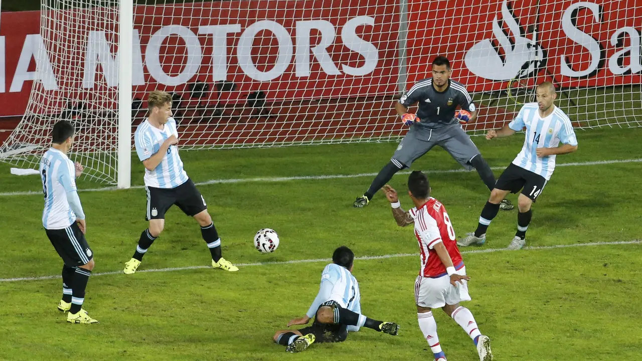 Gawang Argentina kebobolan oleh pemain Paraguay, Lucas Barrios (Reuters)