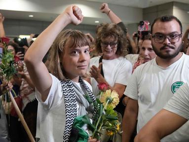 Aktivis iklim asal Swedia, Greta Thunberg tiba di Bandara Internasional Eleftherios Venizelos di Athena, Yunani, Senin 6 Oktober 2025 setelah dideportasi dari Israel karena ikut serta dalam armada Global Sumud Flotilla (GSF) menuju Gaza. (AP Photo/Petros Giannakouris)