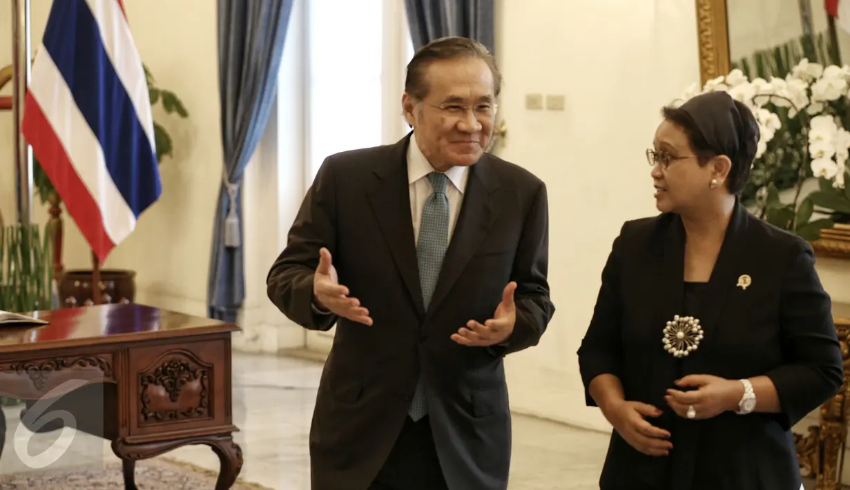 Menlu Retno Marsudi (kanan) dan Menlu Thailand Don Pramudwinai berjalan menuju ruang pertemuan di Gedung Pancasila, Kemenlu, Jakarta, Kamis (11/2). Keduanya membahas peningkatan kerja sama di berbagai bidang. (Liputan6.com/Faizal Fanani)