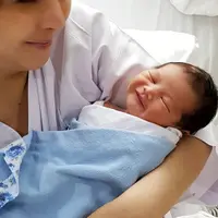 Kebahagiaan tengah dirasakan pasangan Lucky Perdana dan Veronika. Senin, 9 April Veronika melahirkan anak pertamanya di Rumah Sakit Pondok Indah, Jakarta Selatan. Bayi mungil yang baru beberapa hari lahair itu tersenyum. (Instagram/_luckyperdana)