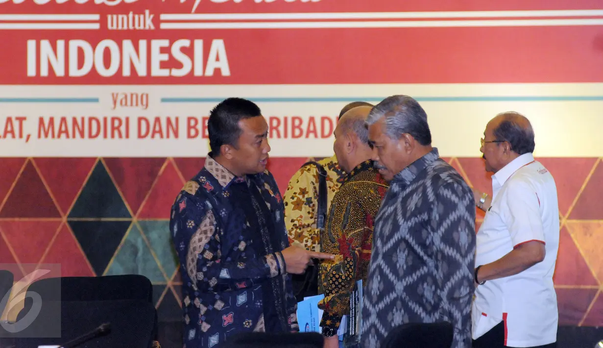 Menpora Imam Nahrawi (kiri) berbincang dengan Ketua Panitia Pelaksana TAFISA World Games 2016, Hayono Isman jelang Rakor bersama Menko PMK, Puan Maharani di Jakarta, Rabu (31/8). Rakor berlangsung tertutup. (Liputan6.com/Helmi Fithriansyah)