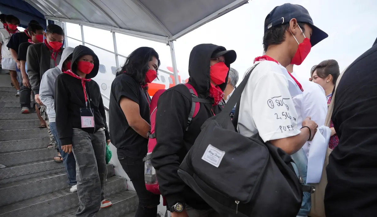 Ratusan WNI tersebut akan menjalani proses pemeriksaan kesehatan dan National Referral Mechanism untuk identifikasi korban Tindak Pidana Perdagangan Orang (TPPO) di Mae Sot, Thailand. (Tatan SYUFLANA/POOL/AFP)