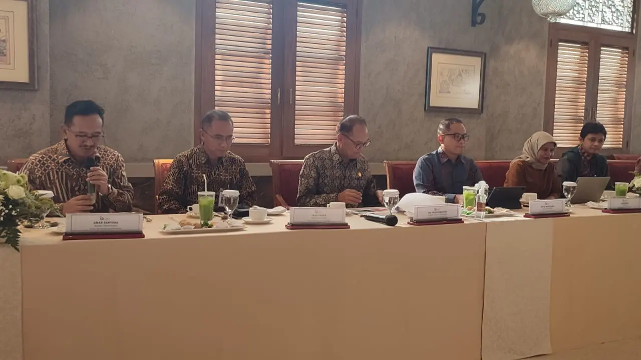 Kepala Eksekutif Pengawas Perasuransian, Penjaminan, dan Dana Pensiun OJK Ogi Prastomiyono dan jajarannya saat FGD bersama media membahas dana pensiun di Indonesia. Foto: Liputan6.com