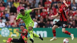 Dengan kemenangan ini, MU makin amankan posisi empat. Soalnya MU masih menyisakan dua laga tersisa dan hanya gagal kalau kalah di dua laga tersisa karena unggul tiga poin atas Liverpool yang imbang 1-1 lawan Aston Villa. (Adrian DENNIS/AFP)