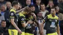 Para pemain Southampton merayakan gol yang dicetak oleh Michael Obafemi ke gawang Chelsea pada laga Premier League 2019 di Stadion Stamford Bridge, Kamis (26/12). Chelsea menyerah 0-2 dari Southampton. (AFP/Adrian Dennis)