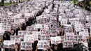 Spanduk yang dibawa para pengunjuk rasa berisi slogan-slogan yang berbunyi "Meloloskan (RUU Pemulihan Hak Guru) pada Sidang Parlemen bulan September."  (AP Photo/Ahn Young-joon)