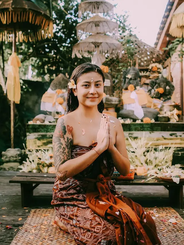 Sampai Menangis, Ini 7 Momen Awkarin saat Jalani Ritual Melukat