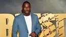 Aktor Idris Elba saat menghadiri pemutaran perdana film Beast di Museum of Modern Art, New York, Amerika Serikat, 8 Agustus 2022. Idris Elba terlihat necis dalam setelan abu-abu-biru saat memimpin para bintang di pemutaran perdana film Beast. (Photo by Evan Agostini/Invision/AP)