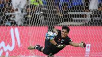 Kiper Al Hilal Yassine Bounou sukses mementahkan tiga tendangan penalti pemain Al Nassr pada adu penalti. (AFP)