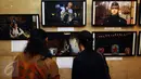 Pengunjung melihat-lihat hasil liputan pewarta foto Rusia, Andrey Stenin di Russian Center for Science and Culture, Jakarta, Selasa (22/12/2015). Andrey Stenin gugur di Timur Ukraina pada Agustus 2014 lalu. (Liputan6.com/Helmi Fithriansyah)
