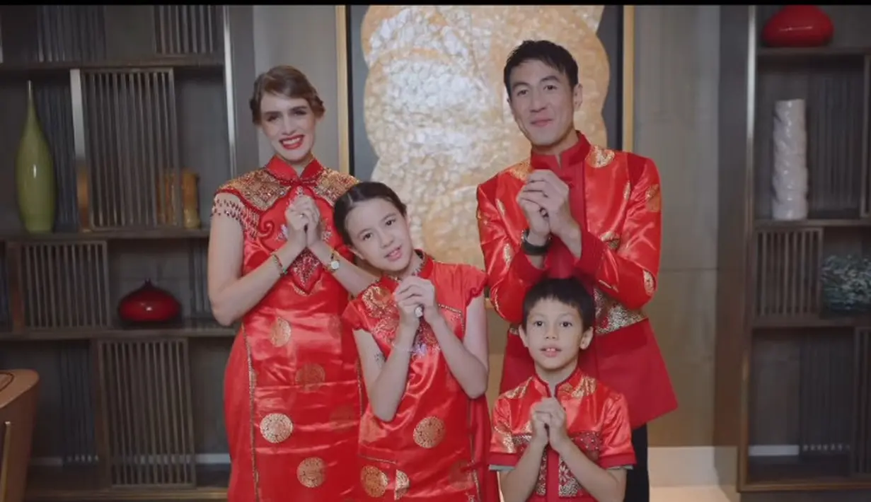 Ia menambahkan, mulai dari keanggunan busana qipao hingga keindahan indah kain songket, koleksi Ferry Sunarto menjadi bukti perpaduan harmonis tersebut. [@vjdaniel]