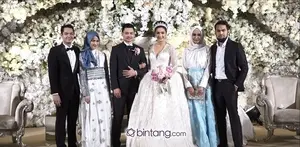 Pesta pernikahan Nabila Syakieb dan dan Reshwara Argya Radinal jadi ajang pamer busana para sahabat artis. Seperti inilah parade para artis di pernikahan Nabila Syakieb.