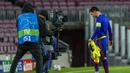 Striker Barcelona, Lionel Messi, tertunduk lesu usai ditaklukkan Juventus pada laga Liga Champions di Stadion Camp Nou, Rabu (9/12/2020). Aksi La Pulga tersebut karena merasa frusatsi gagal membobol gawang Buffon. (AP/Joan Monfort)