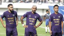Pemain Persita Tangerang,&nbsp;Javlon Guseynov (kanan),&nbsp;Matheus Alves (tengah) dan Ahmad Fahd (kanan) saat sebelum berhadapan dengan Persebaya Surabaya&nbsp;pada pekan kedua BRI Super League 2025/2026 di Indomilk Arena, Sabtu (16/8/2025). (Bola.com/ Abdul Aziz)