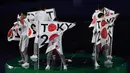 Penari membentangkan bendera berlogo Olimpiade Tokyo 2020 saat acara penutupan Olimpiade Rio 2016 di Stadion  Maracana, Rio de Janeiro, (22/8/2016). (AFP/Greg Baker)