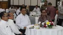 Mendes PDTT Eko Putro Sandjojo (kedua kanan) bersama Dirut Bank Mandiri Kartika Wirjoatmodjo (kanan) dan Sekjen Kemendes PDTT Anwar Sanusi (kedua kiri) saat menghadiri penandatanganan kerja sama di Kantor Kemendes PDTT, Jakarta, Senin (30/9/2019). (Liputan6.com/Angga Yuniar)