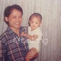 Kiswinar kecil tampak bahagia digendong Mario Teguh. (Istimewa)