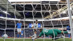 Bomber Inter Milan ini tak perlu diragukan lagi kepiawaiannya dalam menjebol gawang lawan. Lautaro Martinez juga menjadi andalan lini depan Argentina di Piala Dunia 2022 nanti. (AFP/Adrian Dennis)