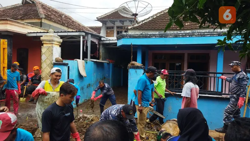 Warga terdampak banjir mulai membersihkan sampah sisa banjir di Kelurahan Sobo Banyuwangi. (Hermawan Arifianto/Liputan6.com).