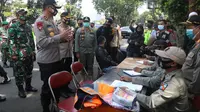 Kapolda Jabar Irjen Rudy Sufahriadi saat mengecek operasi yustisi di Jalan Pajajaran, Kota Bogor, Jumat (25/9/2020). (Liputan6.com/Achmad Sudarno)